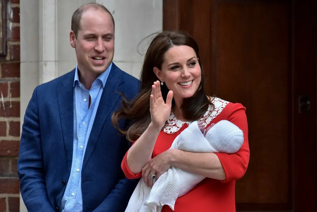 William s Kate ukázali svetu svoje tretie dieťa.