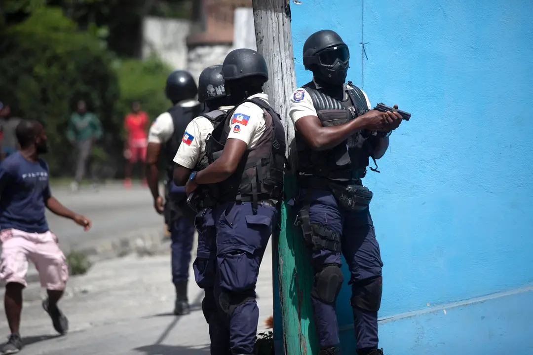 Policajti hliadkujú na ulici v Port-au-Prince.