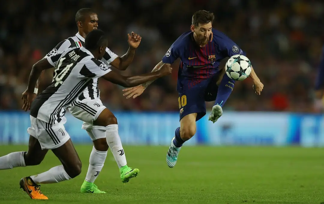 Lionel Messi uniká hráčom Juventusu.
