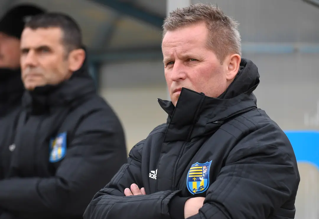 Na snímke vpravo tréner Košíc Miroslav Sovič.