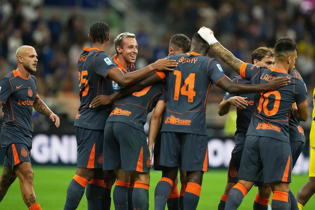 Futbalisti Interu Miláno oslavujú gól.