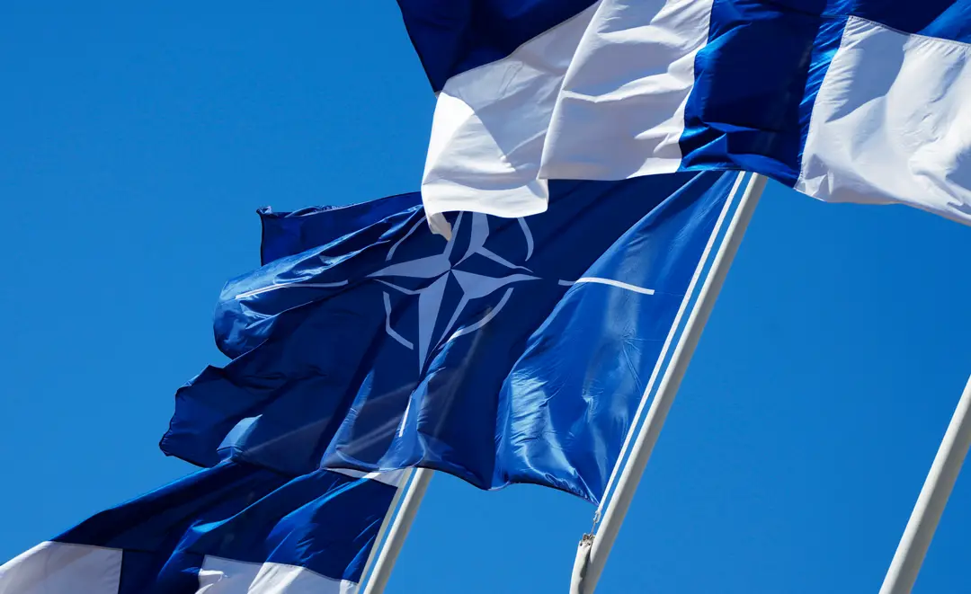 Vlajka Severoatlantickej aliancie (NATO) a vlajky Fínska vejú na stožiaroch v Helsinkách.