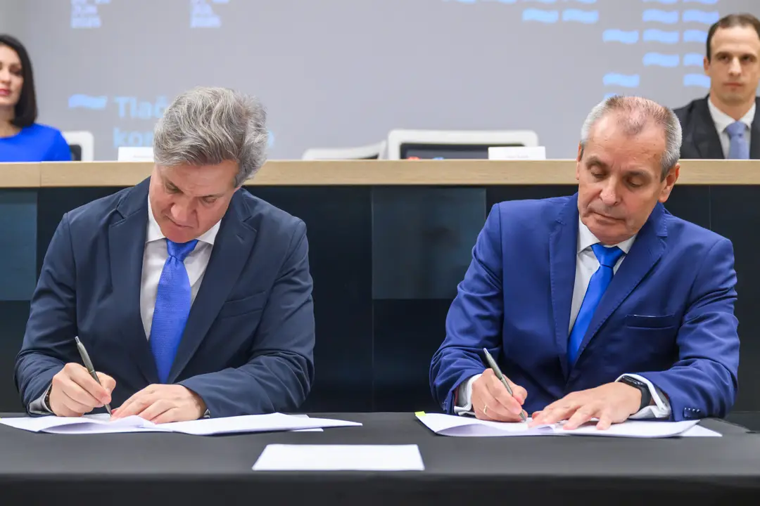 Na snímke zľava prezident European Aquatics Antonio Silva a prezident Slovenskej plaveckej federácie Ivan Šulek podpisujú zmluvy