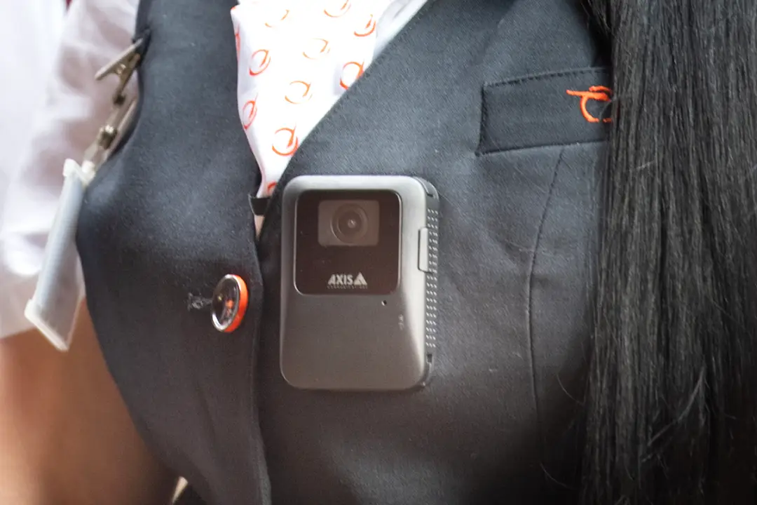 Na snímke telová kamera pripevnená na uniforme vlakvedúcej