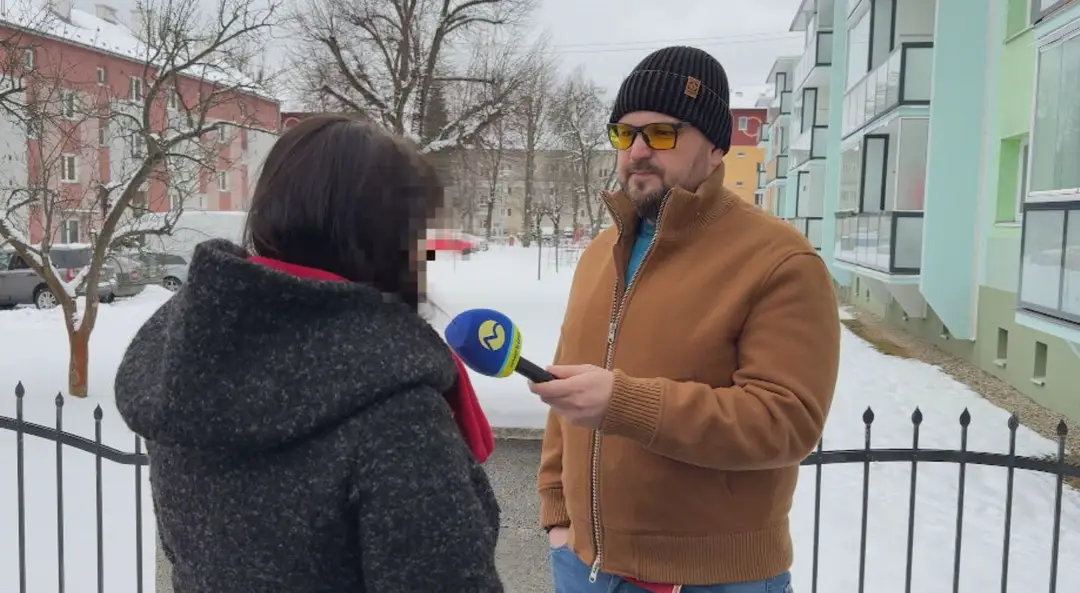 Žena tvrdí, že ju napadol policajt.