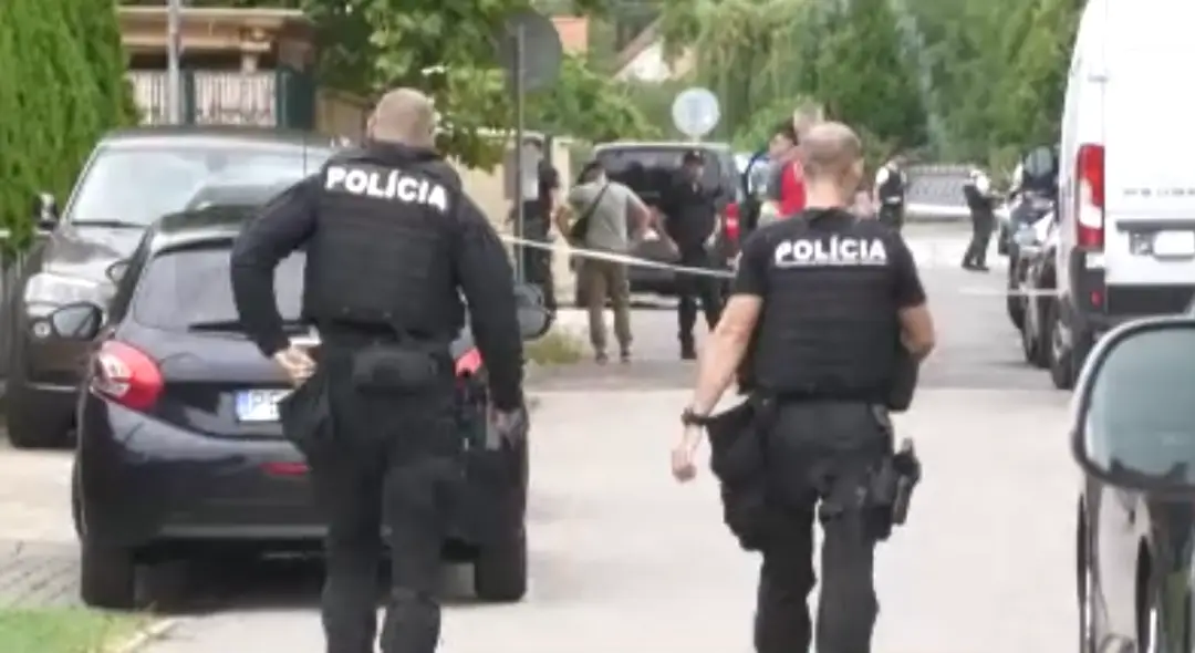 Na snímke polícia počas zásahu po streľbe v Partizánskom.