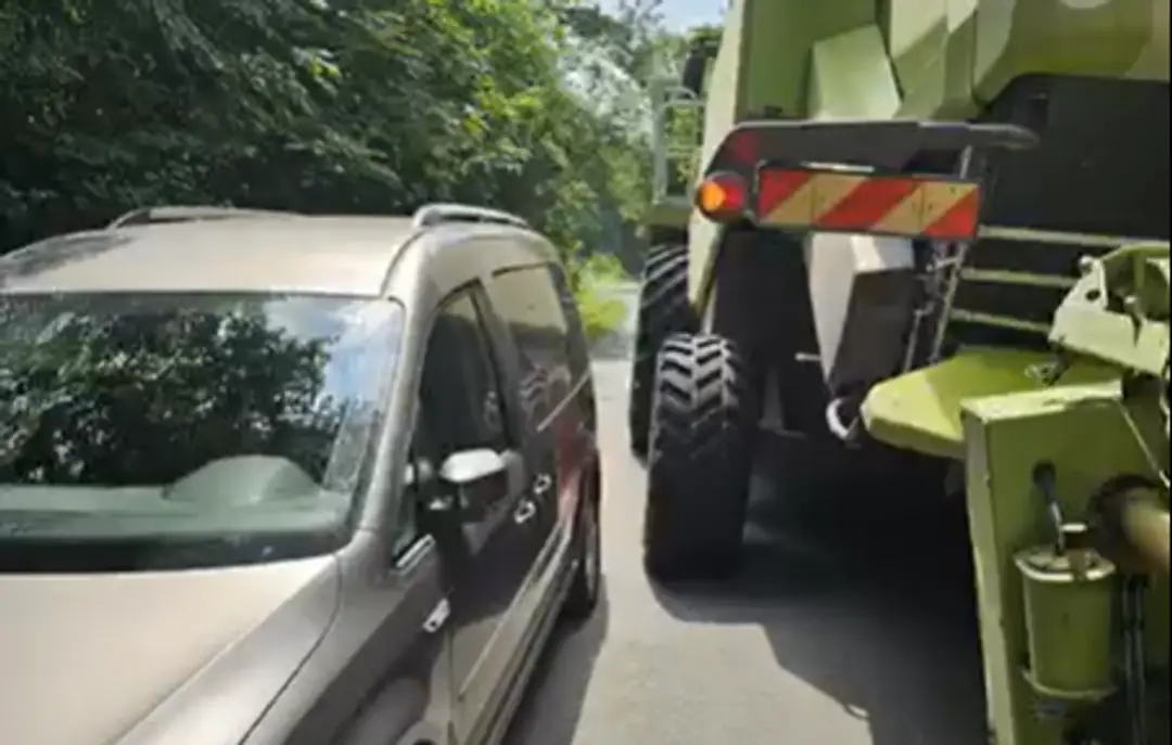 Kombajnisti prosia o trpezlivosť. 