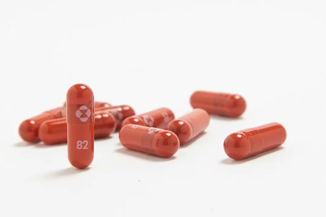 Perorálne antivirotikum molnupiravir od farmaceutickej spoločnosti Merck