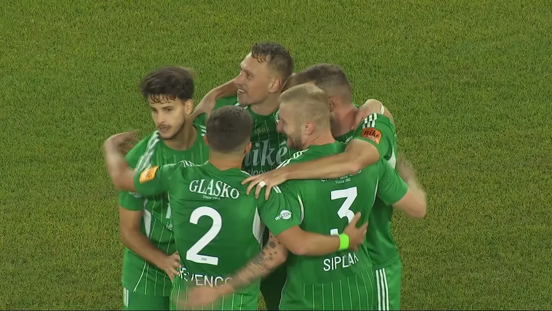 Futbalisti Prešova oslavujú víťazstvo.
