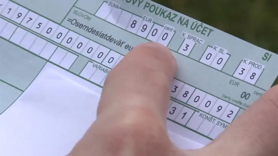 Šek s poplatkom.