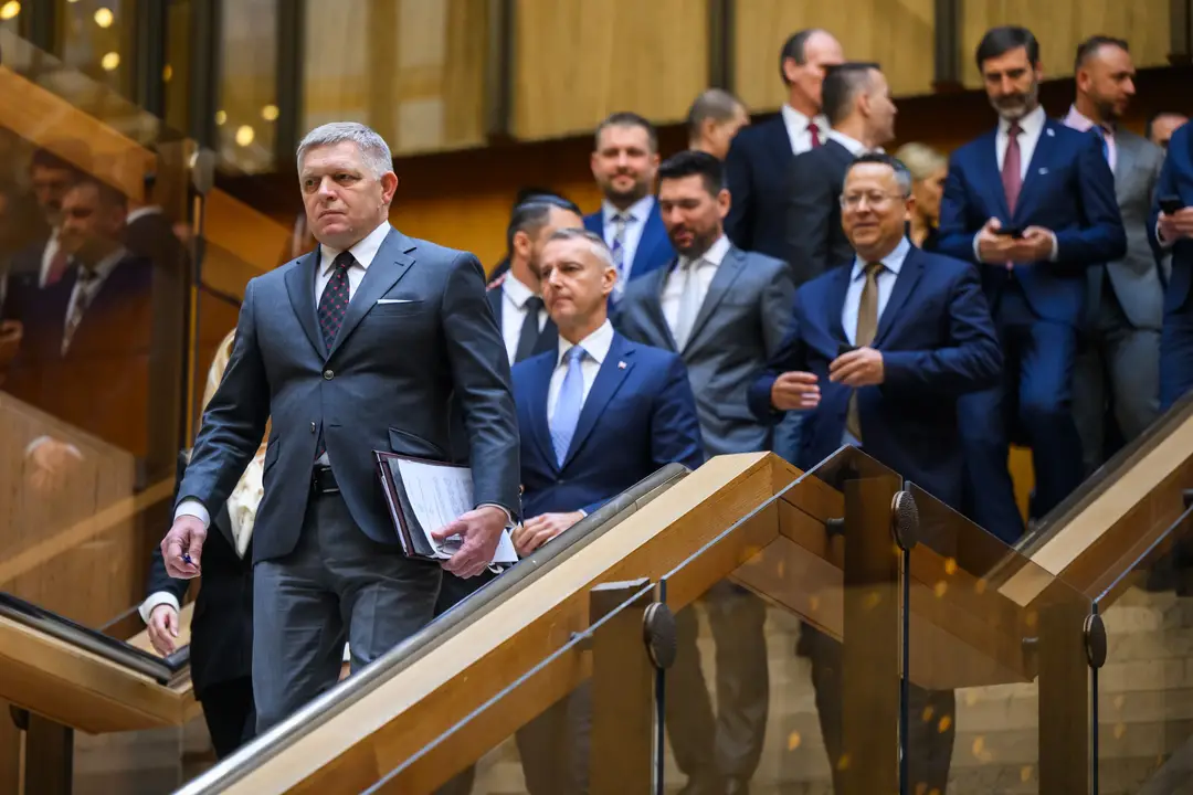 Na snímke v popredí uprostred predseda vlády SR Robert Fico (Smer-SD).