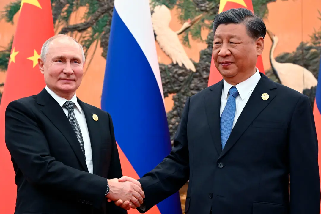 Na snímke zľava ruský prezident Vladimir Putin a čínsky prezident Si Ťin-pching pózujú počas stretnutia v Pekingu.