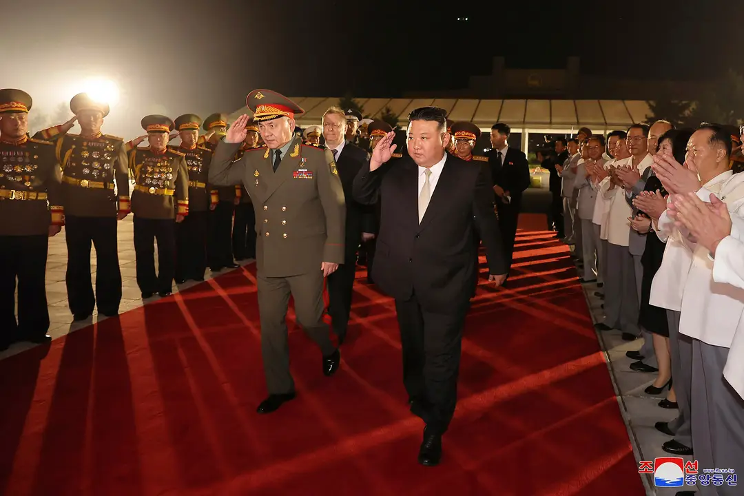 Na snímke líder KĽDR Kim Čong-un a ruský minister obrany Sergej Šojgu.