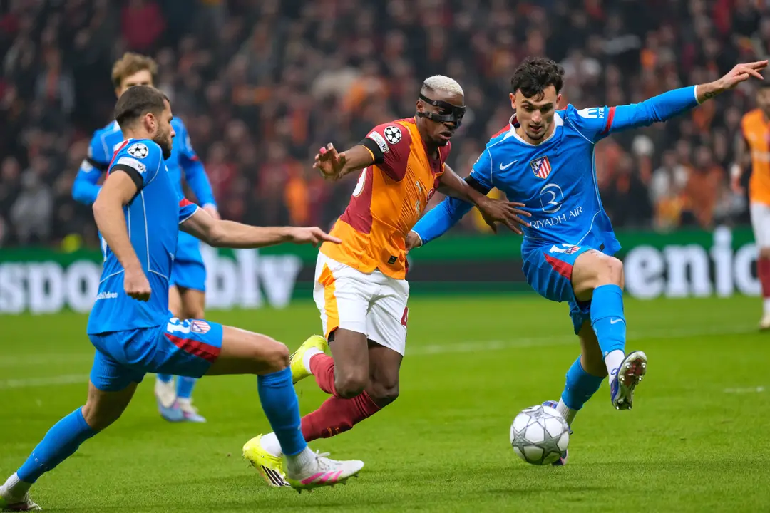 ráč Galatasaray Victor Osimhen (uprostred) bojuje o loptu so Slovákom Dávidom Hanckom (vľavo) a Marcom Pubillom (vpravo)