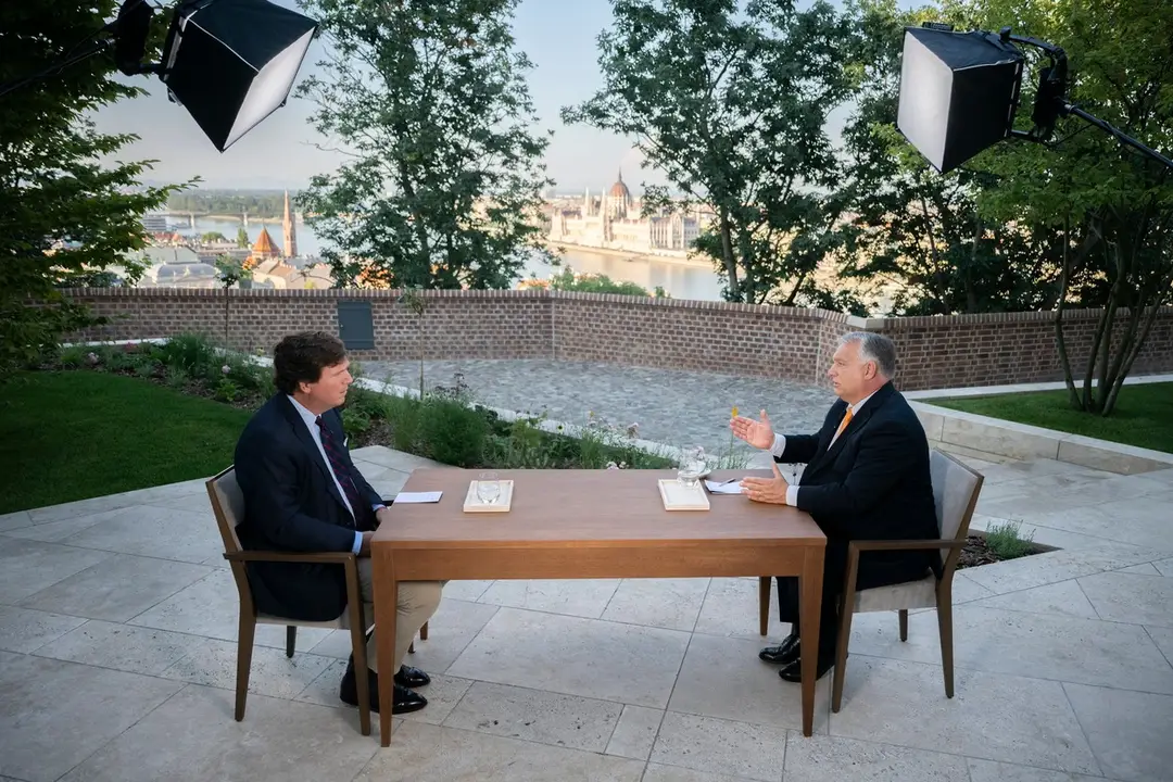 Tucker Carlson a Viktor Orbán počas rozhovoru.