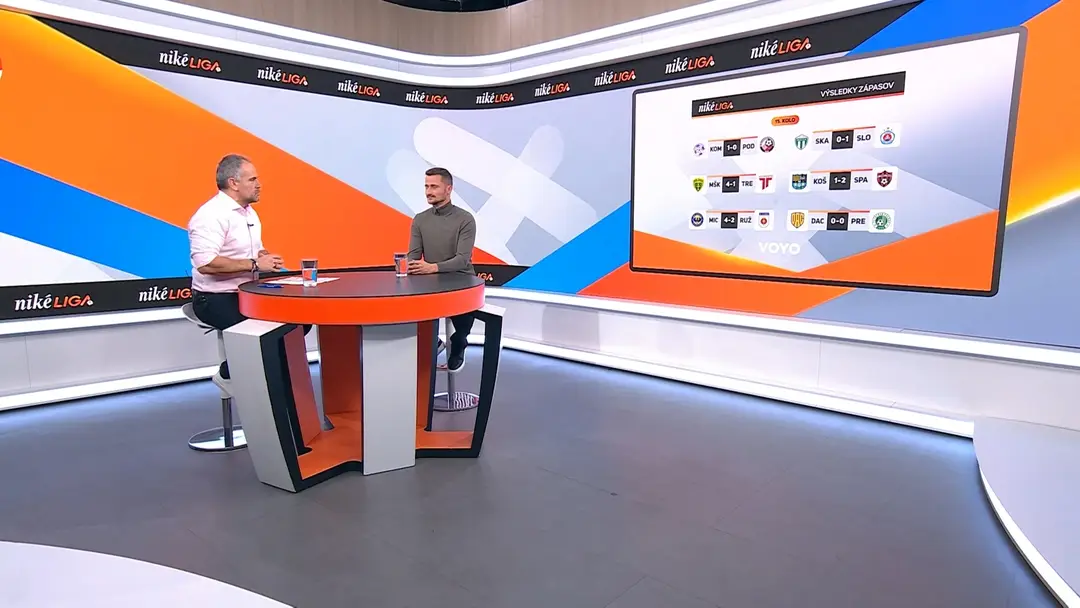 Moderátor Slávo Jurko a futbalový expert Erik Grendel.