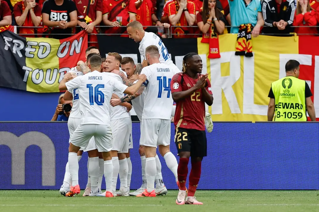 Slováci sa radujú po góle do siete Belgicka.