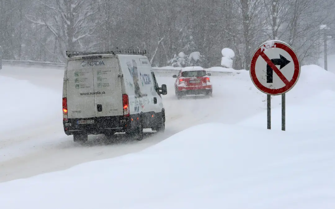 Na snímke dopravná situácia na cestách na dopravnom ťahu Motyčky vo februári 2023.
