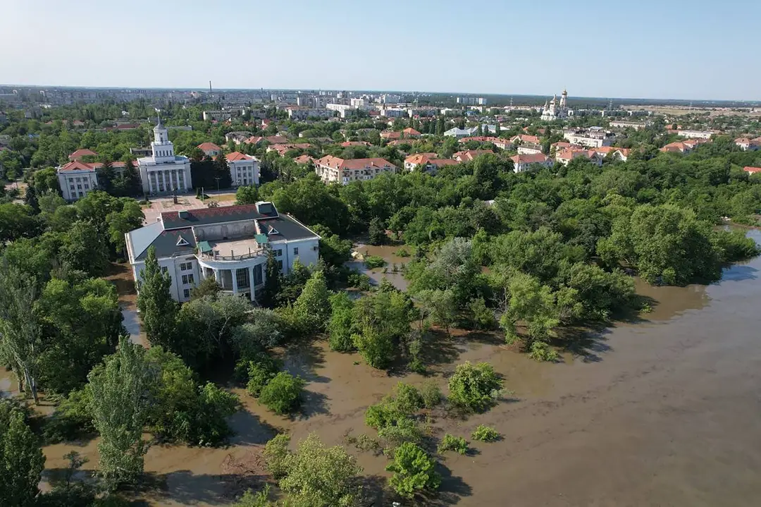 Záplavy v Chersonskej oblasti po zničení priehrady.