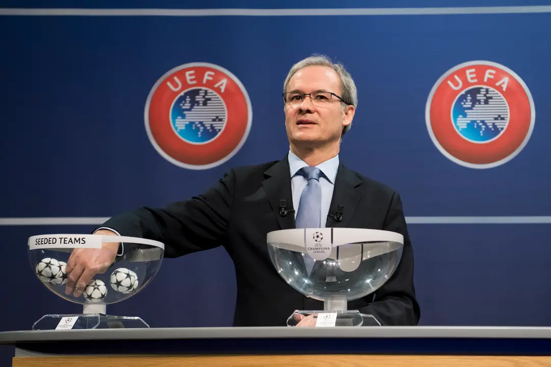Šéf súťaží UEFA Giorgio Marchetti žrebuje dvojice play-off o postup do LM.