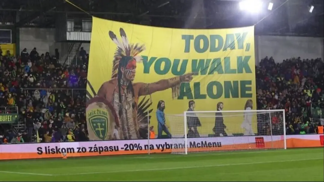 Fanúšikovia pod Dubňom verili vo víťazstvo Žilinčanov a pre fanúšikov Liverpoolu mali nachystaný odkaz (cropped)