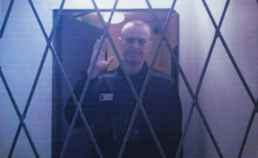 Alexej Navaľnyj prichádza do súdnej siene.