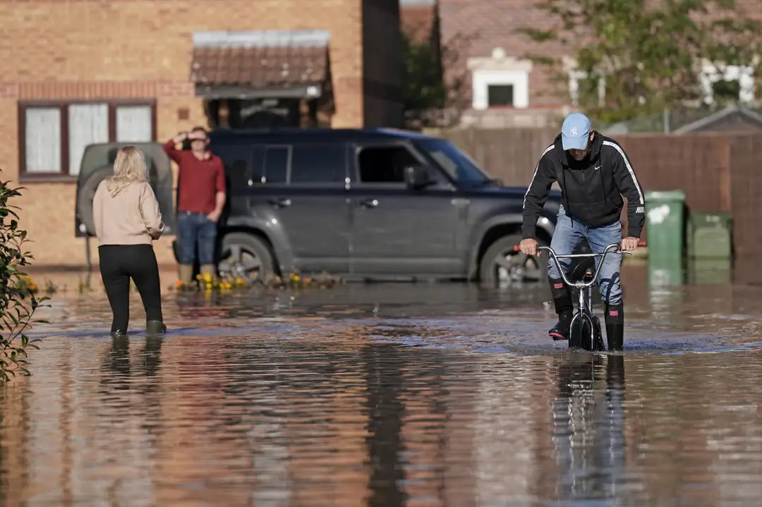 Muž sa po záplavách v Retforde v Nottinghamshire pokúsil bicyklovať.