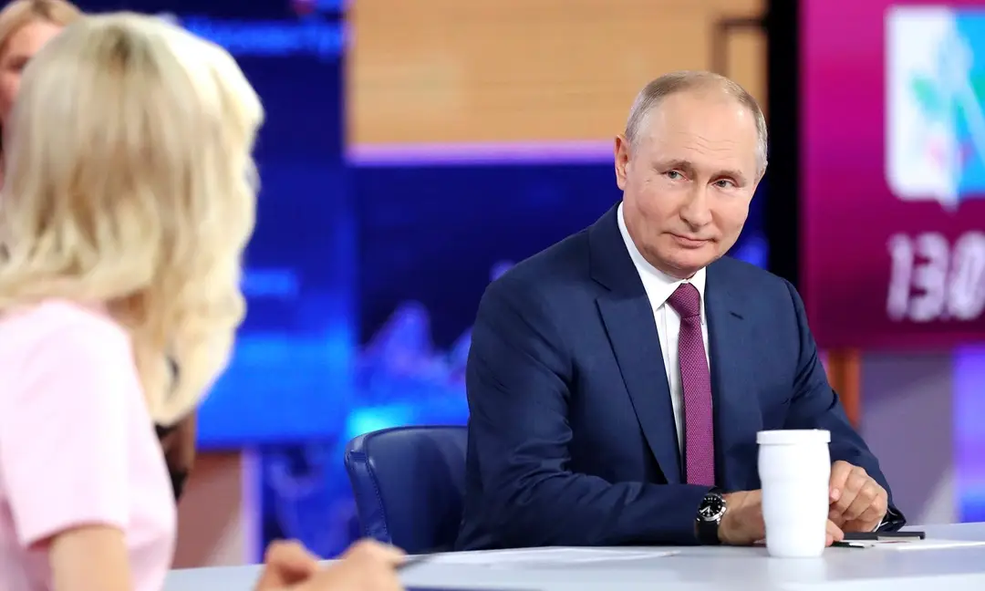 Ruský prezident Vladimir Putin počas každoročného televízneho programu odpovedá na otázky občanov v Moskve.