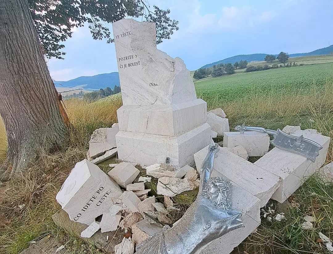 Zničený kríž v obci Kluknava