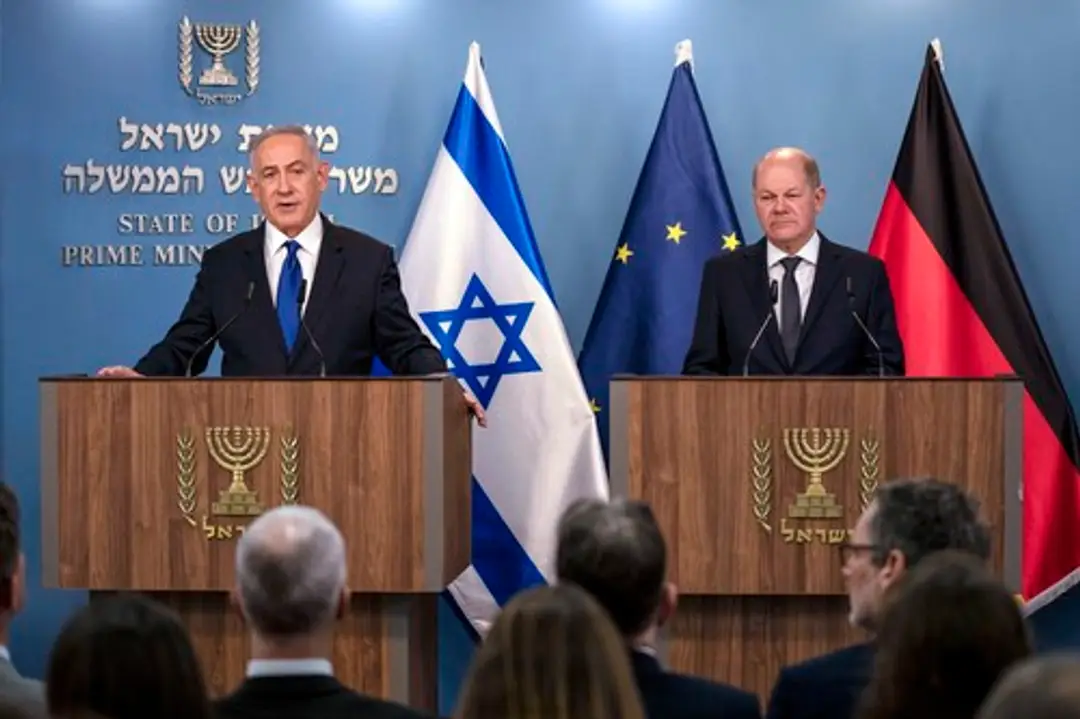 Izraelský premiér Benjamin Netanjahu a nemecký kancelár Olaf Scholz.