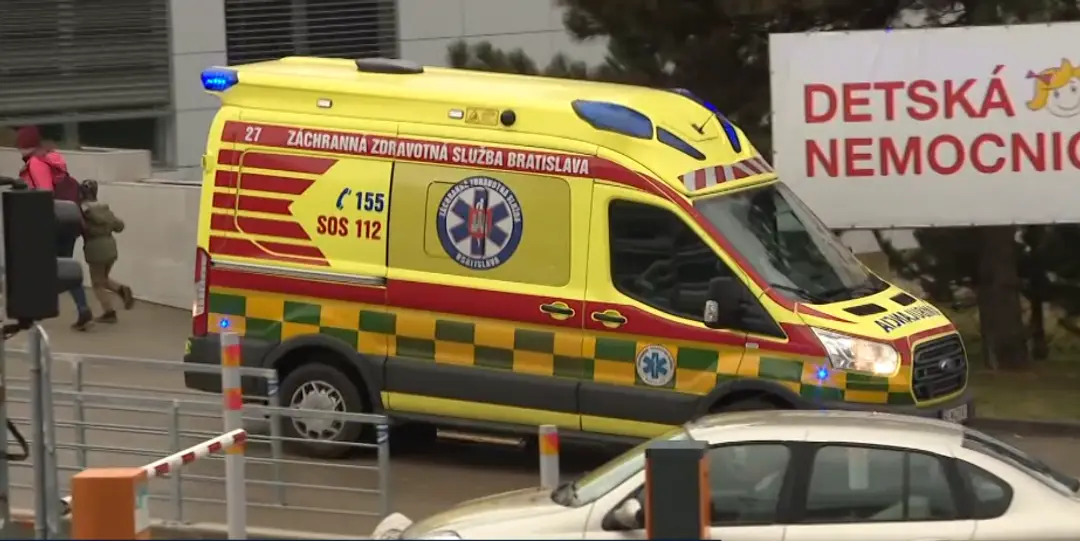 Na snímke sanitka, ktorá prichádza do 