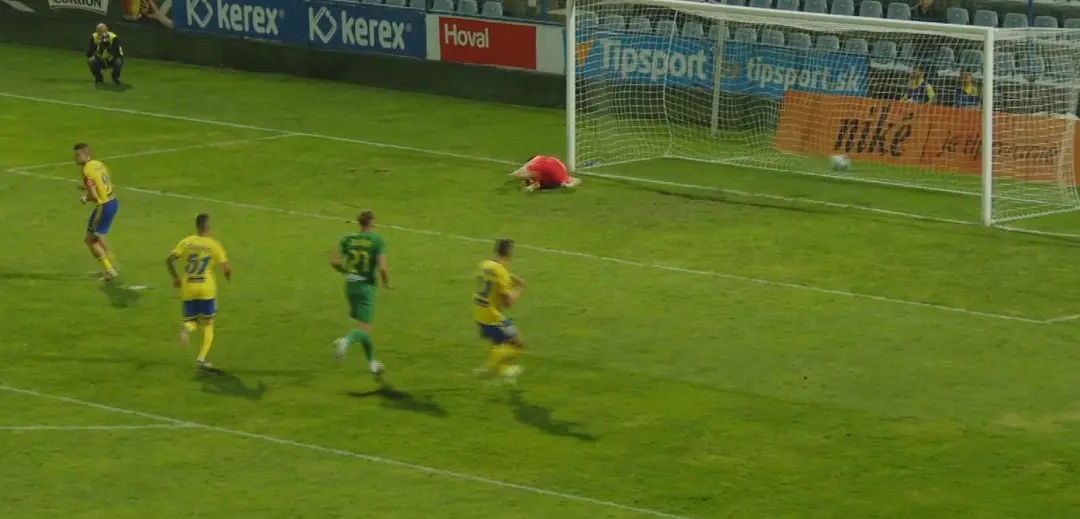 Marcin premieňa pokutový kop.