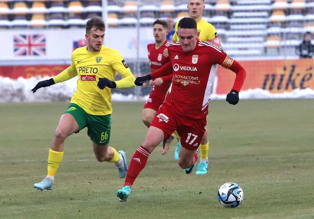 Zľava Matúš Rusnák (Žilina) a Róbert Polievka (Banská Bystrica) počas zápasu 18. kola Niké ligy.