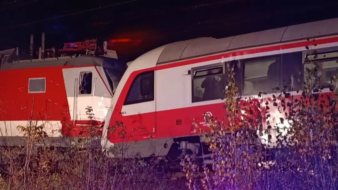 FOTO+VIDEO: Vlaky, ktoré sa zrazili pri Pezinku, boli plné študentov. Zranenia utrpeli desiatky osôb