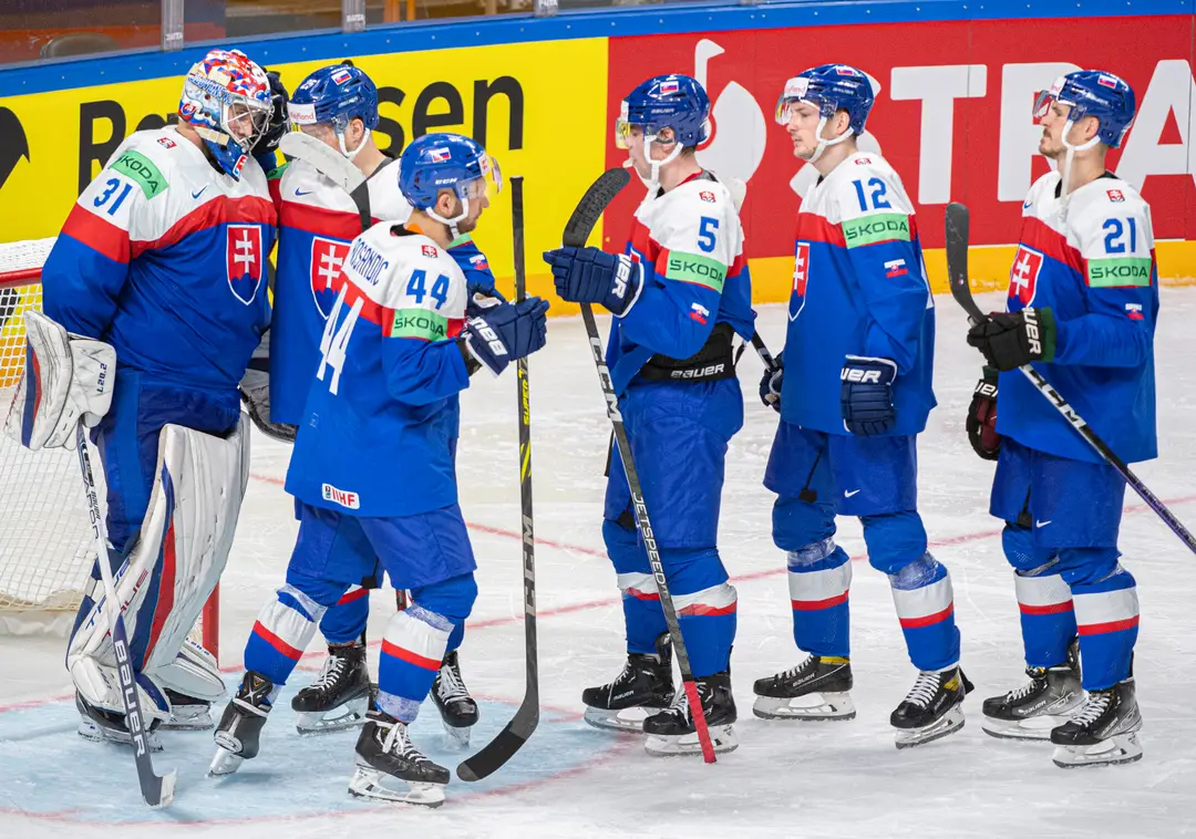 Na snímke slovenskí hokejisti
