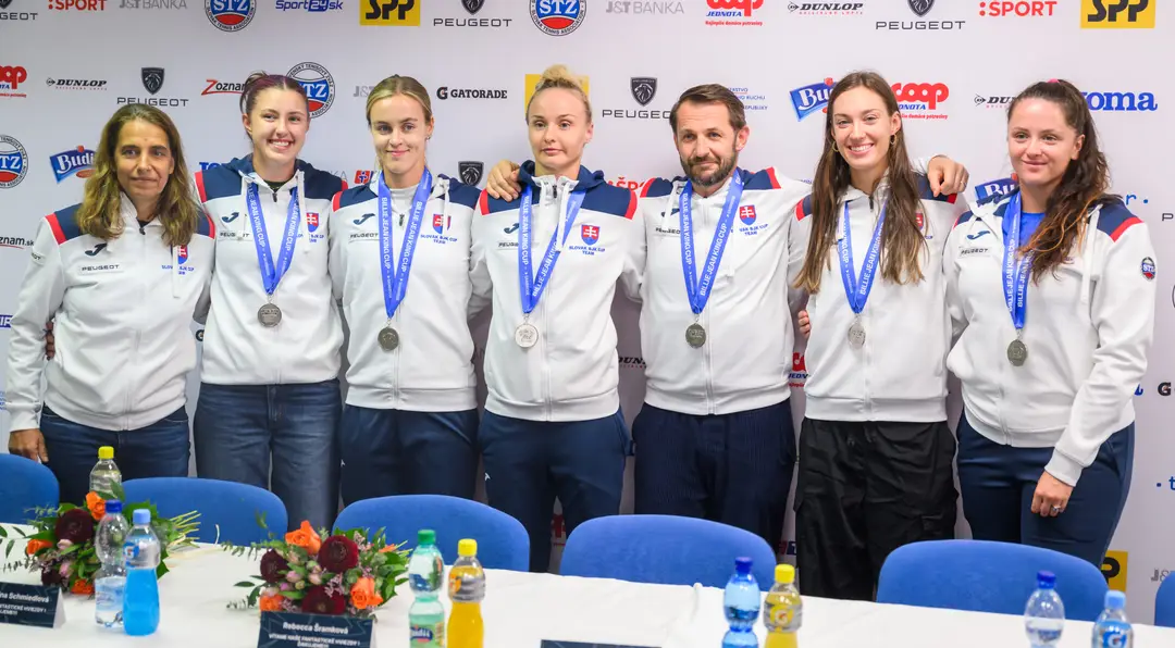 zľava trénerka Janette Husárová, tenistky Renáta Jamrichová, Anna Karolína Schmiedlová, Rebecca Šramková, kapitán slovenského tímu Matej Lipták, Tereza Mihalíková a Viktória Hrunčáková pózujú so striebornými medailami