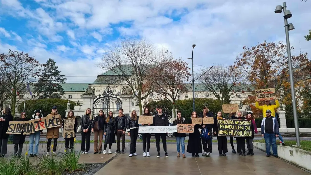 Tichý protest študentov žurnalistiky pred Úradom vlády SR