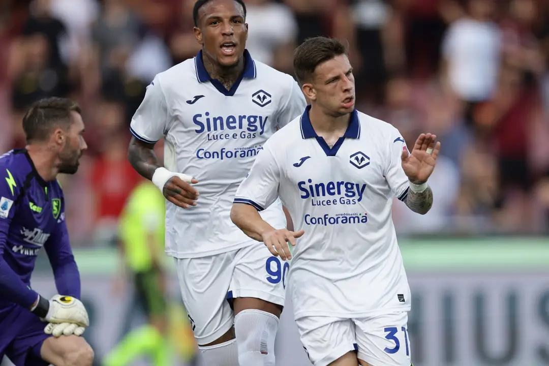 Slovenský futbalista v drese Verony Tomáš Suslov sa teší po strelení gólu.