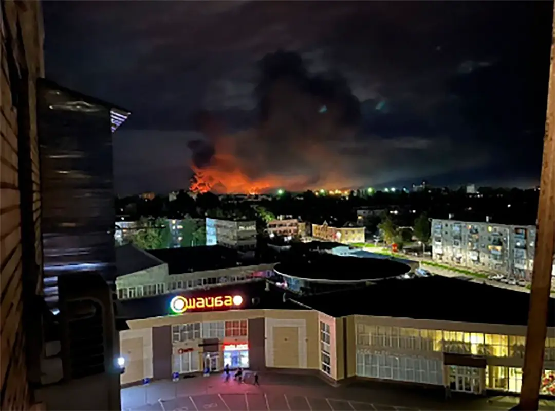 Na snímke vidieť oheň a hustý dym, ktorý sa šíri z letiska v ruskom meste Pskov.