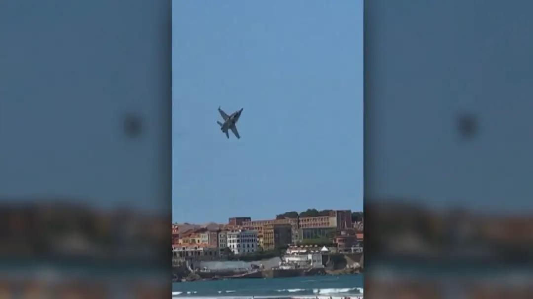 Pilot stíhačky musel riskantne manévrovať, aby sa vyhol vtákom