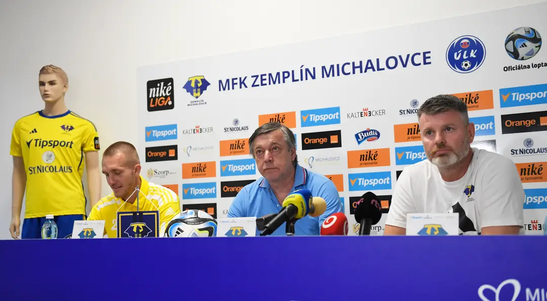 Martin Bednár, Ján Sabol a Marek Petruš počas tlačovej konferencie MFK Zemplín Michalovce pred štartom nového ročníka Niké ligy