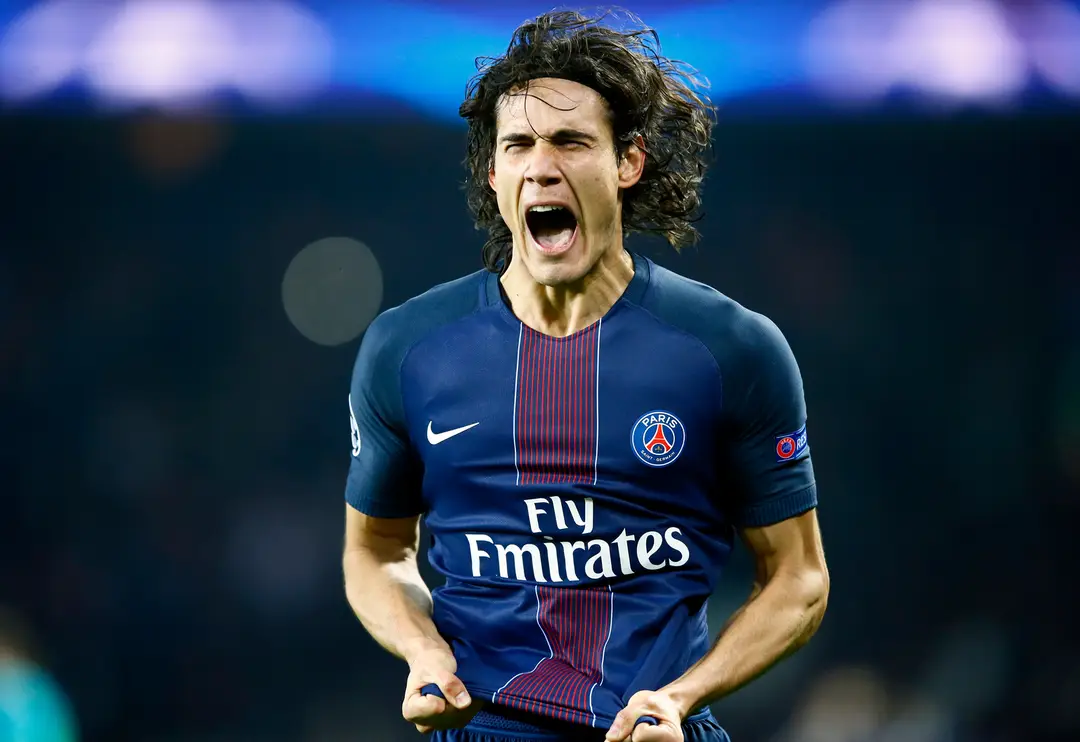 Útočník PSG Edinson Cavani jasá po svojom góle v sieti Barcelony v osemfinále LM.