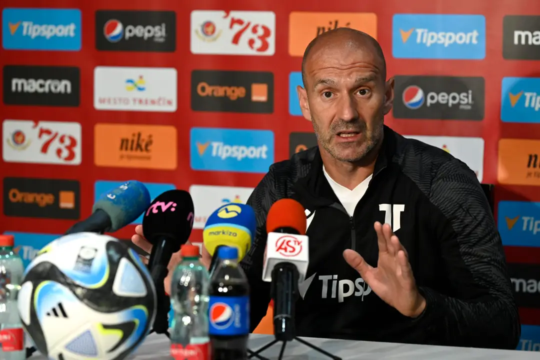 Tréner futbalového klubu AS Trenčín Ilija Stolica