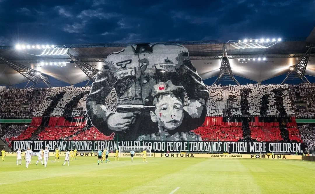 Fanúšikovia Legie Varšava vytiahli obrovský transparent.
