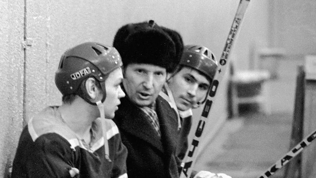 Viktor Šuvalov (v čiapke)