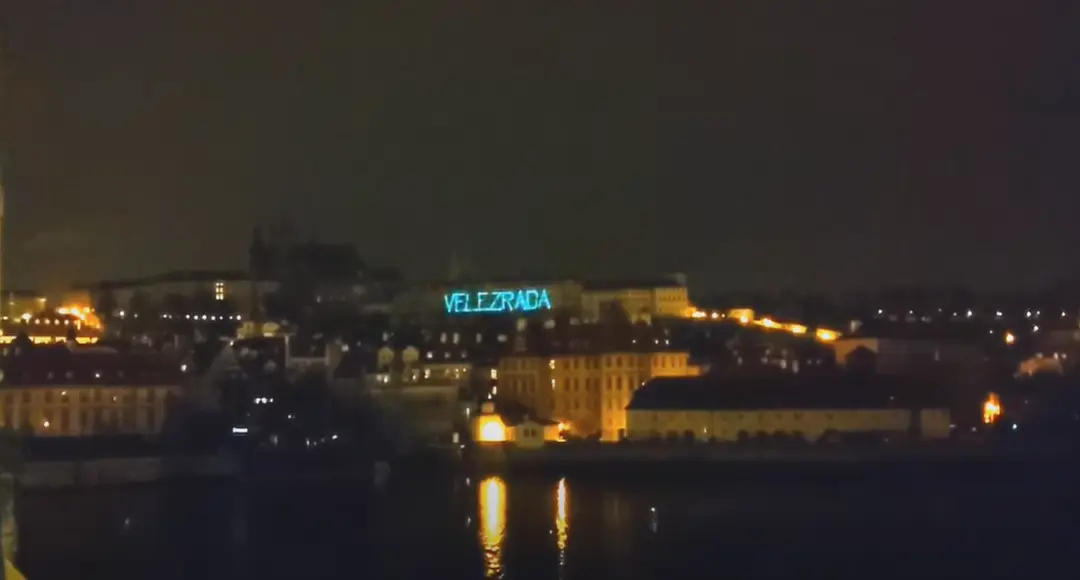 Nápis "Velezrada" na Pražskom hrade
