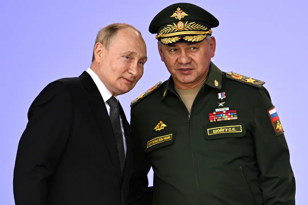 Na archívnej snímke Vladimír Putin a Sergej Šojgu.