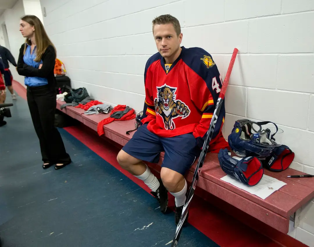 Marek Svatoš z Floridy Panthers čaká počas prvého dňa tréningového kempu 13. januára 2013 v americkom Coral Springs.