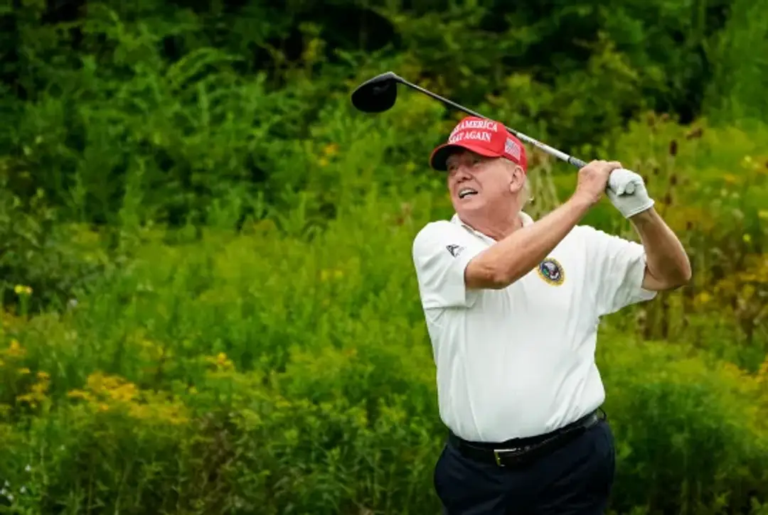 Donald Trump hrajúci golf