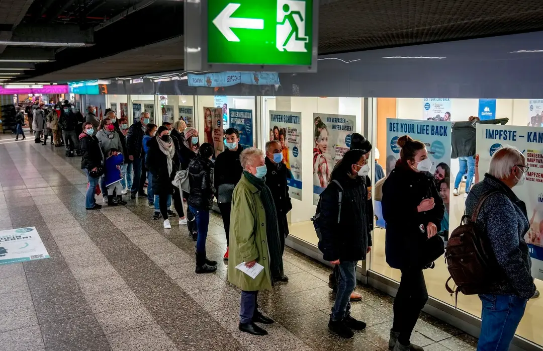 Ľudia čakajú pred vakcinačným centrom vo Frankfurte nad Mohanom.